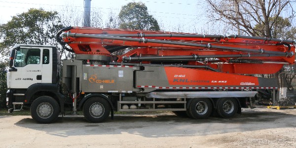泵車(chē)發(fā)動(dòng)機(jī)首次使用后及時(shí)更換機(jī)油