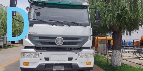 雨天路滑，泵車小心施工