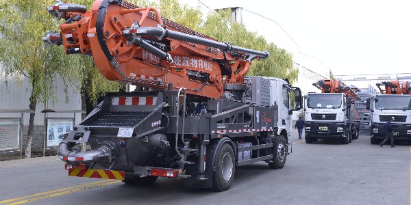 建設(shè)農(nóng)村與小型泵車(chē)，是密不可分的